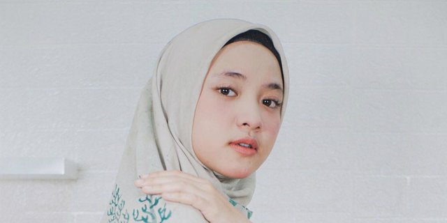 Gaya Hijab Outfit untuk Tubuh Mungil ala Nissa Sabyan