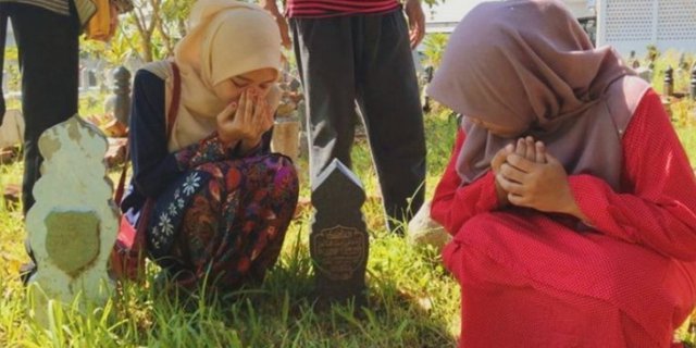 Kisah Pilu di Balik Foto Gadis Yatim Piatu di Makam Ibunda