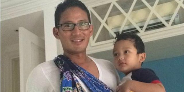 Gaya Sandiaga Uno Momong Anak Pakai Kain