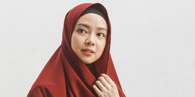 Potret Anggun Lindswel Kwok Berbalut Gamis Monokrom