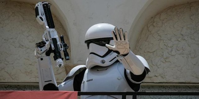 Stormtroopers Pastikan Pengunjung Disney Springs Terapkan Jaga Jarak