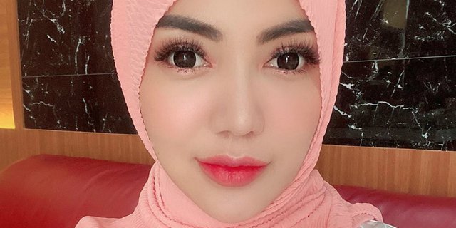 4 Gaya Hijab Bella Shofie, dari Pashmina Sampai Bandana