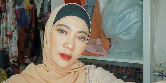 Nongkrong di Kolam, Indah Dewi Pertiwi Cantik Bergaun Syar'i