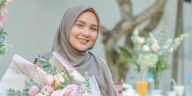 Mengenang Koleksi Pertama Ria Miranda, Hijab Hoodie Blouse Jadi Sorotan