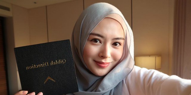 Bak Mahasiswa, Potret Cantik Ayana Moon Berkunjung ke Masjid
