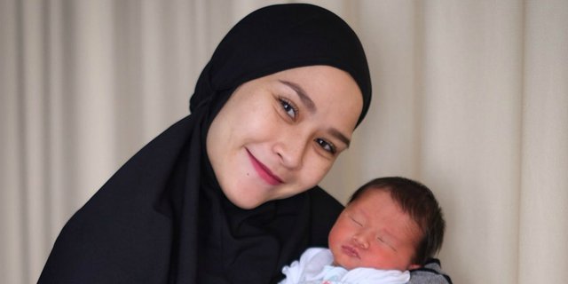 Momong Anak, Zaskia Mecca Tampil Trendy ala Mamah Muda