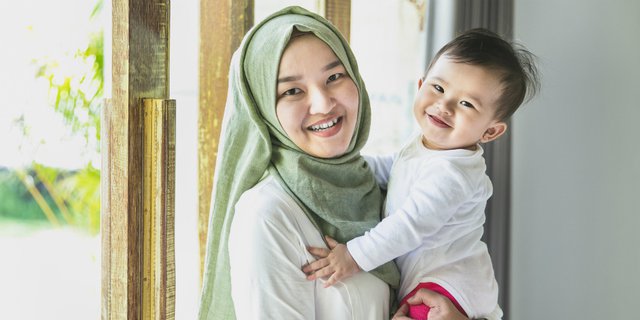 Ibu Lebih Suka Gendong Bayi di Sebelah Kiri, Sains Punya Penjelasannya