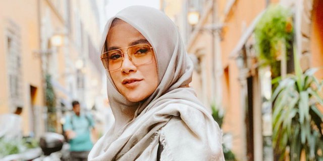 Inspirasi Gaya Hijab dan Kemeja Oversized ala Olla Ramlan