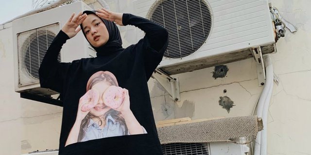 Gaya Hijab Nissa Sabyan, Modis Pakai Baggy T-Shirt