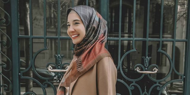 Gaya Modis Zaskia Sungkar Padukan Hijab dan Sandal Teplek Harga Jutaan