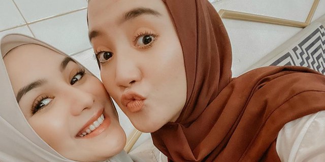 Bikin Gemes! Gaya Kompak Citra Kirana dan Erica Putri Adu Perut Buncit