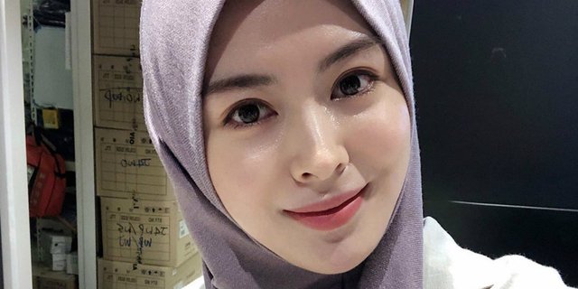 Cantik dengan Gaya Hijab Simpel, Henna di Tangan Ayana Moon Bikin Salfok