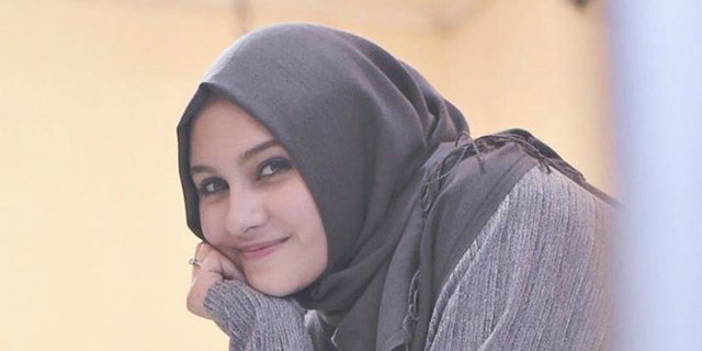 Lebih Feminin, Gaya Modis Zee Zee Shahab dengan Pashmina Plisket