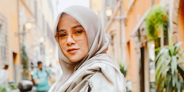 Pakai Baju Rumah dengan Hijab Terbuka, Cantiknya Olla Ramlan Banjir Pujian