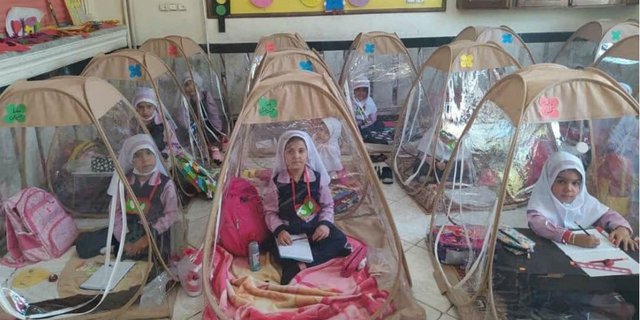 Viral, Anak di Iran Kembali ke Sekolah dengan Tenda Mini