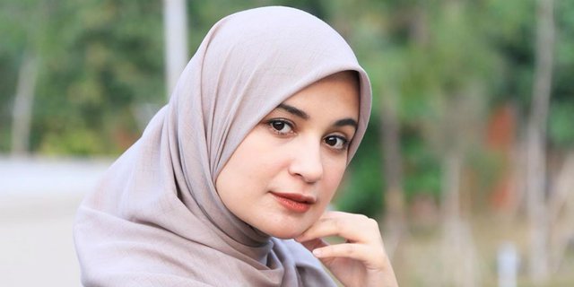 Bak ABG, Gaya Modis Shireen Sungkar Pakai Celana Plisket