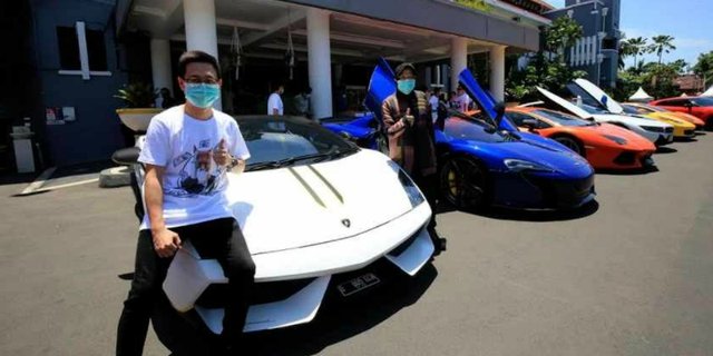 Kendarai Mobil Mewah Temui Risma, Apa yang Dilakukan Crazy Rich Surabaya?