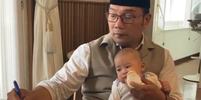 Gaya Kang Emil Susui Putra Bungsunya Sambil Kerja