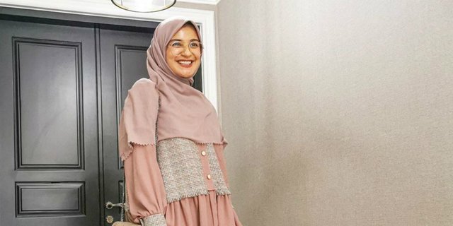 Gaya Modis Shireen Sungkar Pakai Denim Dress Bak ABG