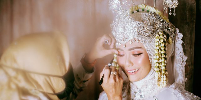 5 Gaya Makeup Agar Terlihat Segar di Hari Pernikahan