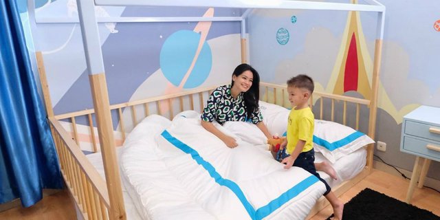 5 Potret Kamar Anak Titi Kamal Bertema Luar Angkasa, Keren!