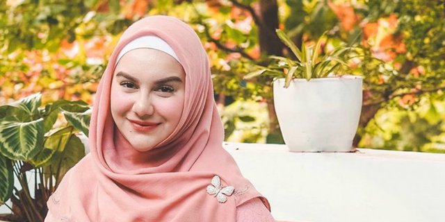 Baru Melahirkan, Irish Bella Tampil Fresh Pakai Hijab Outfit