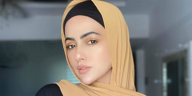 Gaya Hijab Sana Khan, Aktris Bollywood yang Mantap Hijrah