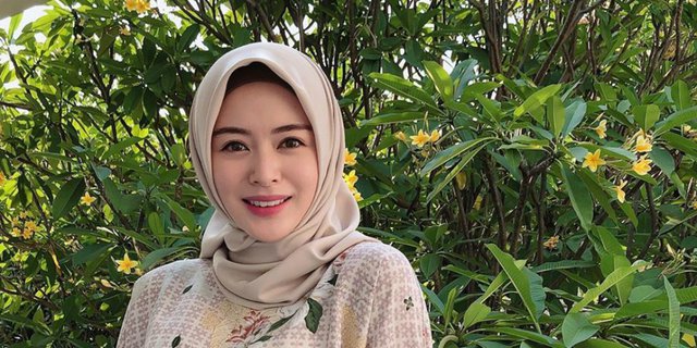 Tetap Aktif Saat Pandemi, Gaya Kece Ayana Moon dengan Hijab Outfit