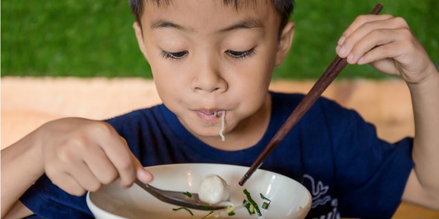 Anak Tak Boleh Dibiarkan Makan Sambil Berdiri, Mengapa?