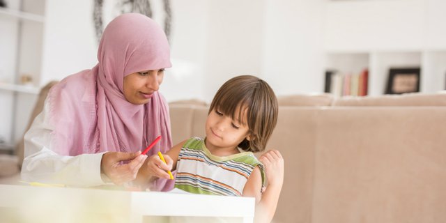 Cara Melatih Buah Hati Berpikir Kritis Meski di Rumah Saja