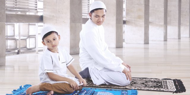 Ayah, Kunci Utama Ibadah Salat Seluruh Anggota Keluarga