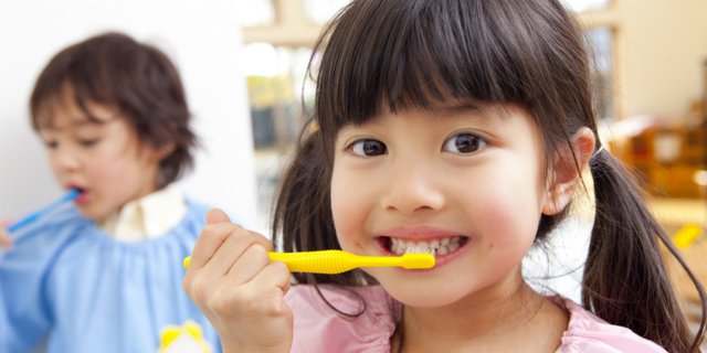 Jaga Kesehatan Gigi Si Kecil Selama di Rumah Saja