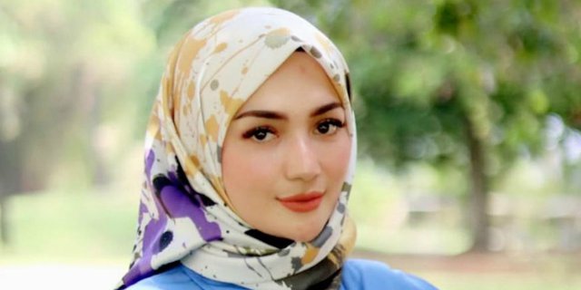 Bak ABG, Imel Putri Cahyati Tampil Kekinian dengan Pashmina Kasual