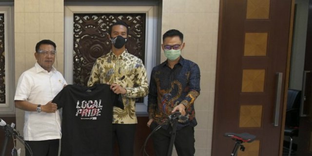 Sambut Sumpah Pemuda, Daniel Mananta Hadiahkan Jokowi Sepeda Lipat Buatan RI