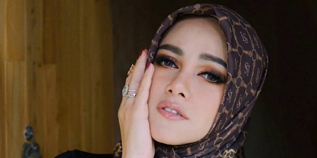 Gaya Olla Ramlan Padukan Hijab dengan Kaus Oblong Rp9 Juta