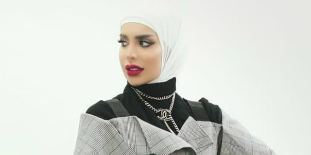 Trik Memakai Baju Off-Shoulder untuk Hijabers