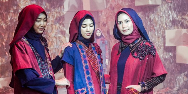 Eksotisme Kain Baduy di Koleksi Fashion Hijab 'Revolution'