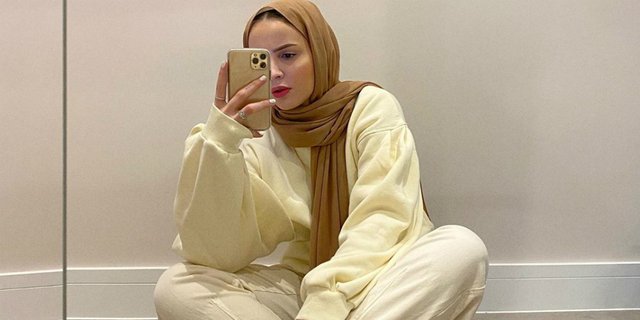 Inspirasi Padu Padan Celana Putih dan Hijab Outfit