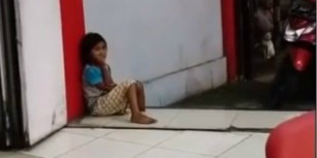 Momen Haru, Anak Temani Ayah Mengemis di Depan Resto