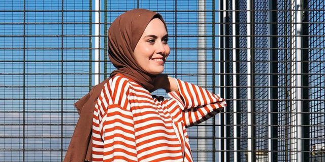 Tampil Santun, Trik Padukan Baju Oversized dengan Hijab