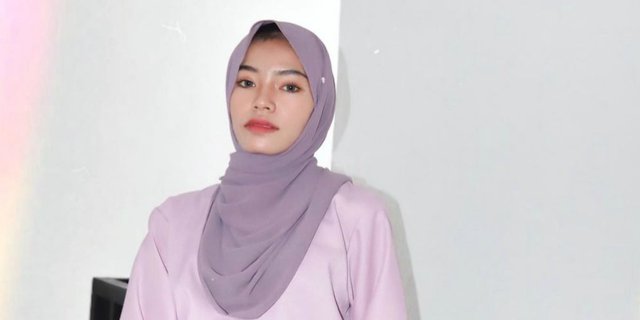 Inspirasi Hijab Outfit Nuansa 'Lilac', Warna Paling Ngetren di 2020