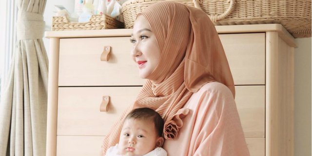 Cantik Elegan, Potret Dian Pelangi Rayakan Aqiqah Sang Putri