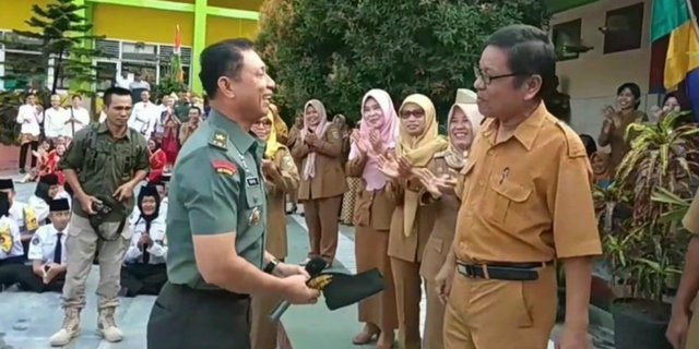 Bertemu Guru SMA, Jenderal TNI Ini Cium Tangan dan Beri Hormat