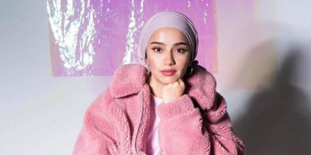 4 Inspirasi Gaya dan Padu Padan Hijab dengan Fleece Jacket