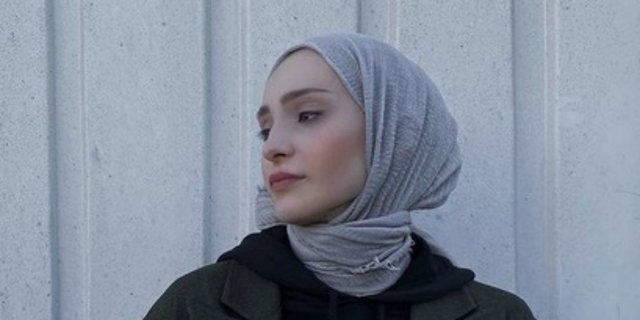 Musim Hujan, ini Gaya Hijab dengan Outer Kekinian