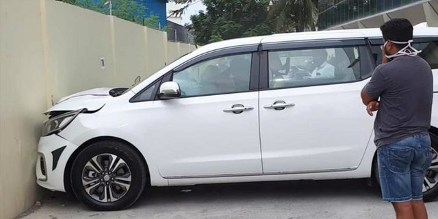 Baru Saja Dibeli di Diler, Mobil Ini Langsung Nabrak