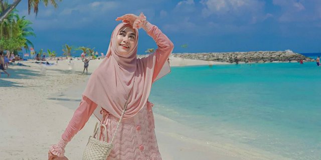 Tetap Santun, Inspirasi Outfit Pantai ala Anisa eks Cherrybelle