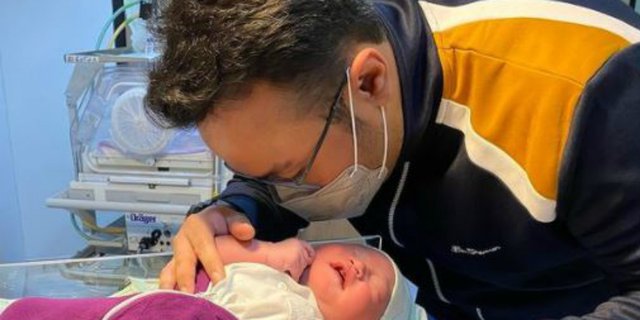 Cerita Pilu Dokter Kandungan Azani Bayi yang Ayahnya Meninggal karena Covid-19
