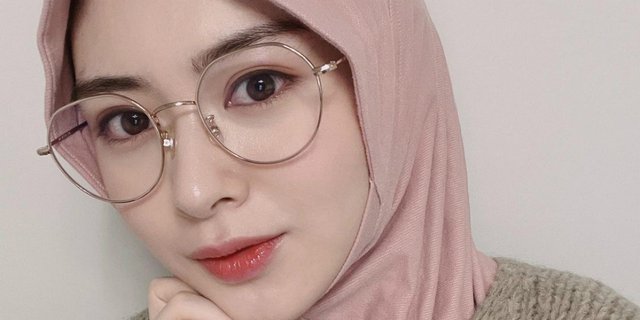 Pulang ke Korea, Ayana Moon Cantik Pakai Hijab Syar'i