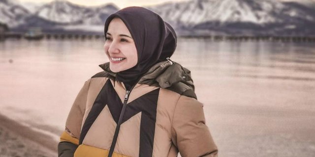 Cantik Elegan, Gaya Hijab Zaskia Sungkar Babymoon di Bali